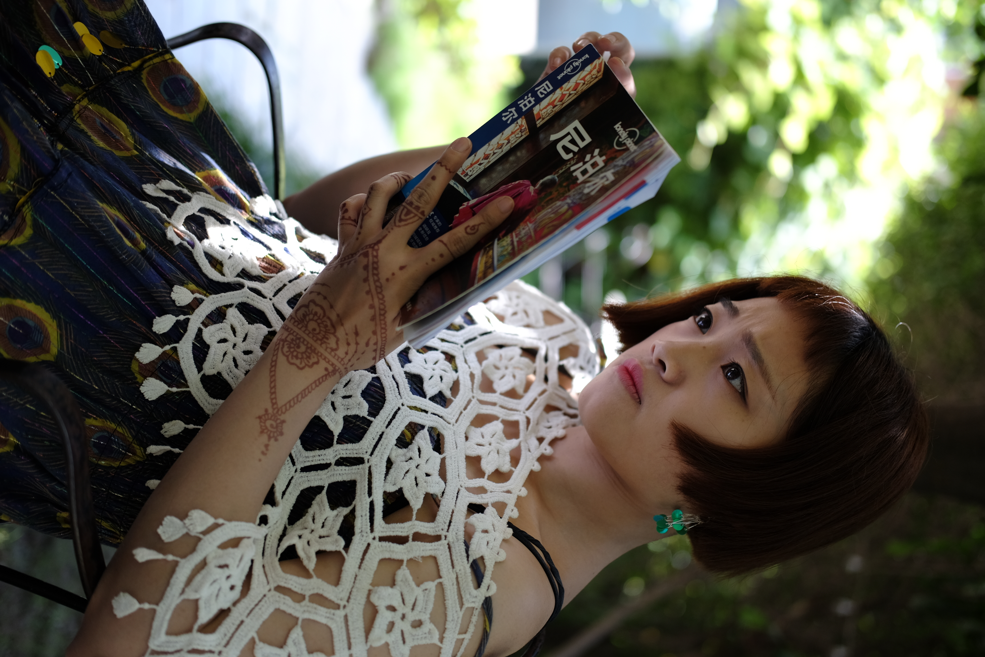 在Hotel Blue Horizon的院子里看书