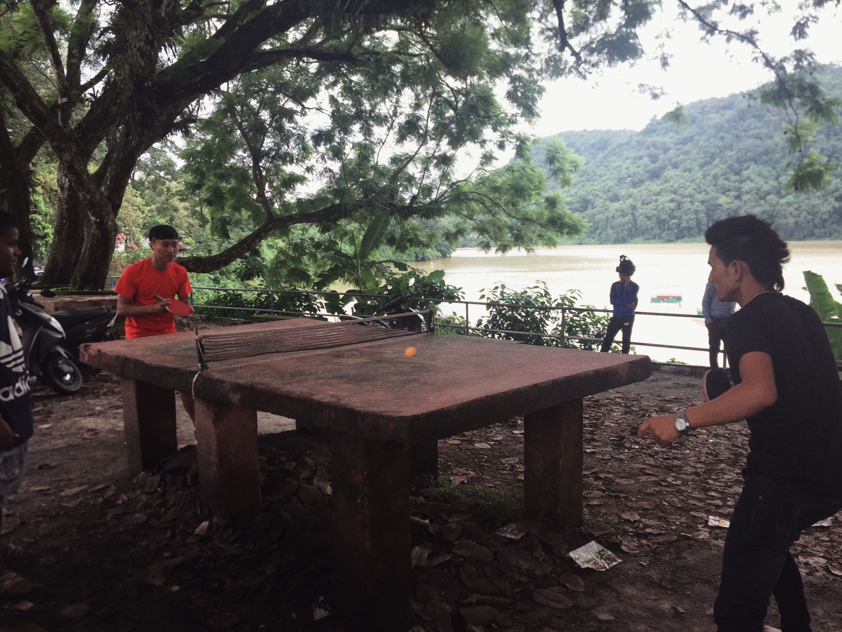 在费瓦湖边来一场乒乓球赛