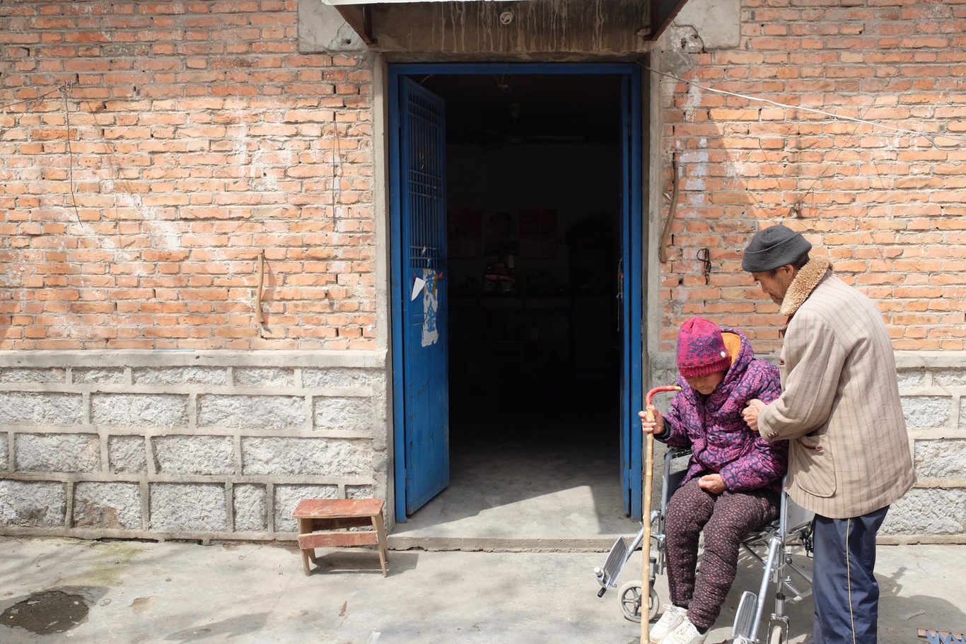 奶奶腿脚不好了