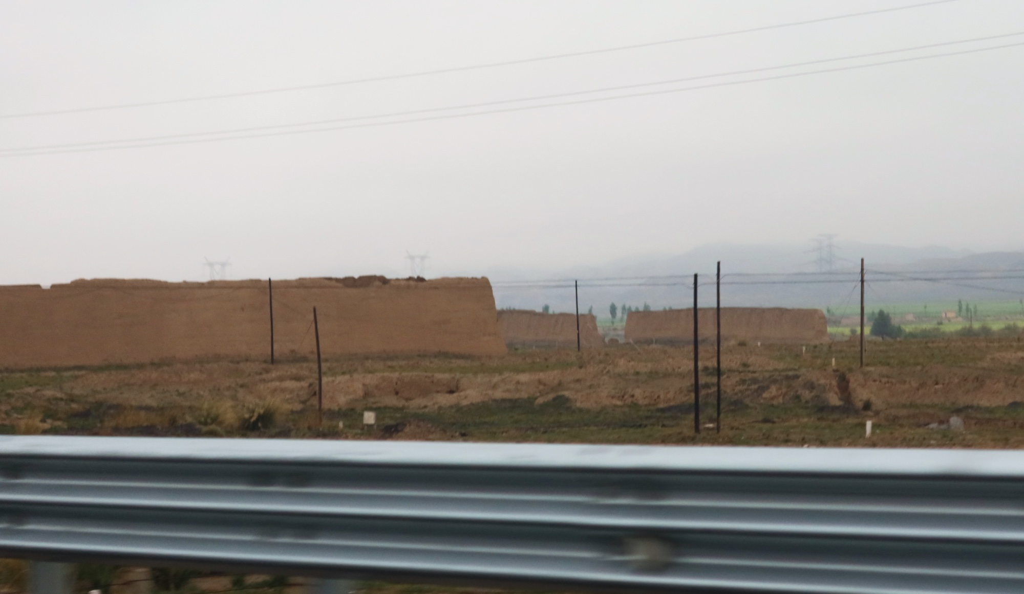 行驶在高速公路上望见汉长城