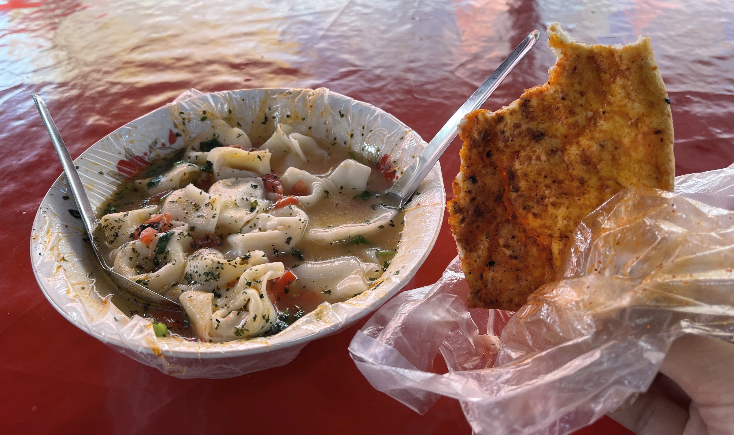 羊肉馅的馄饨和烤馕