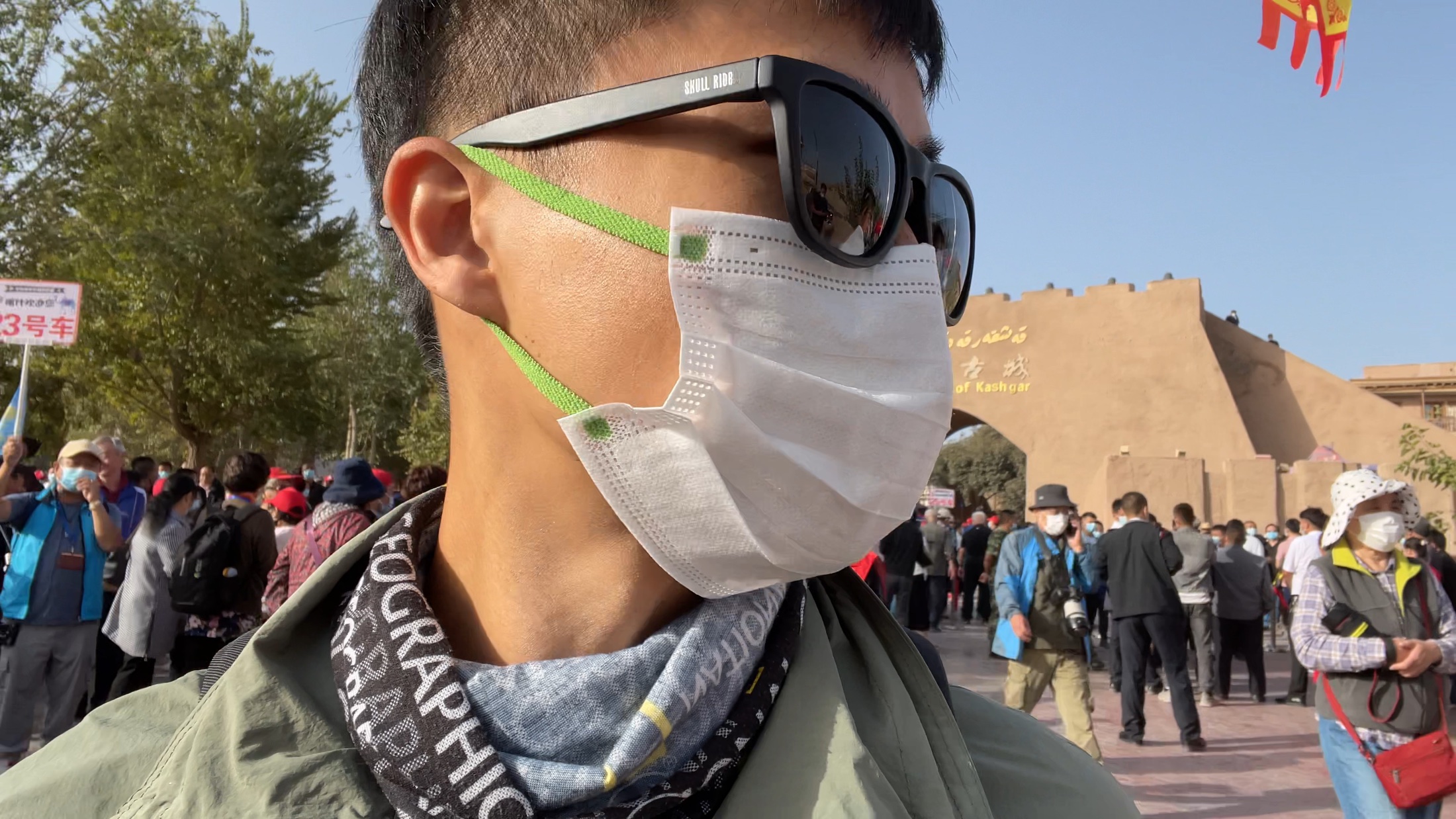 反向离开被游客包围的古城入口