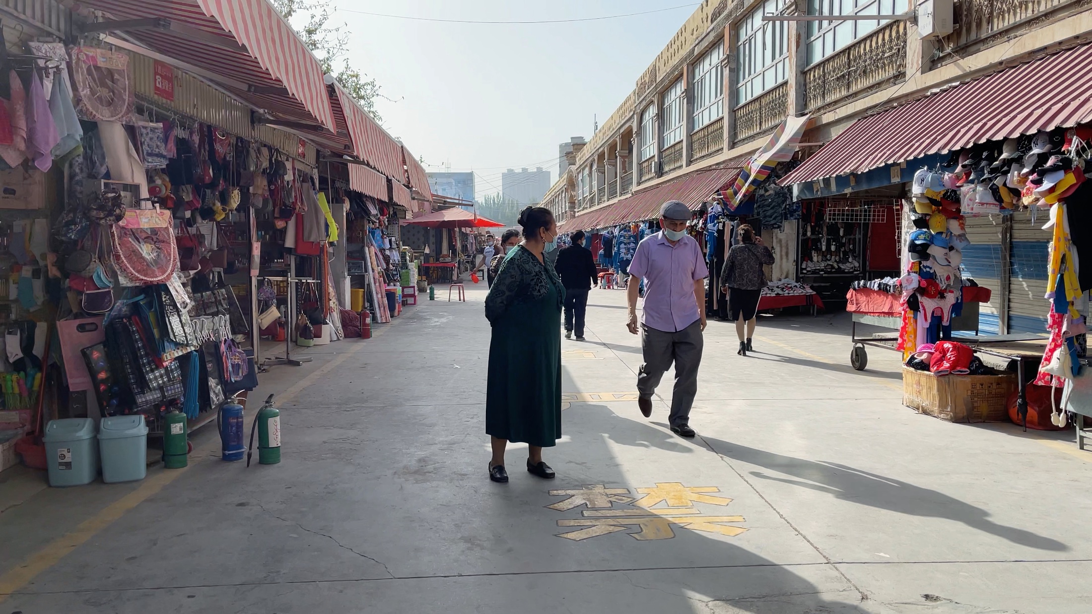 古城附近的巴扎