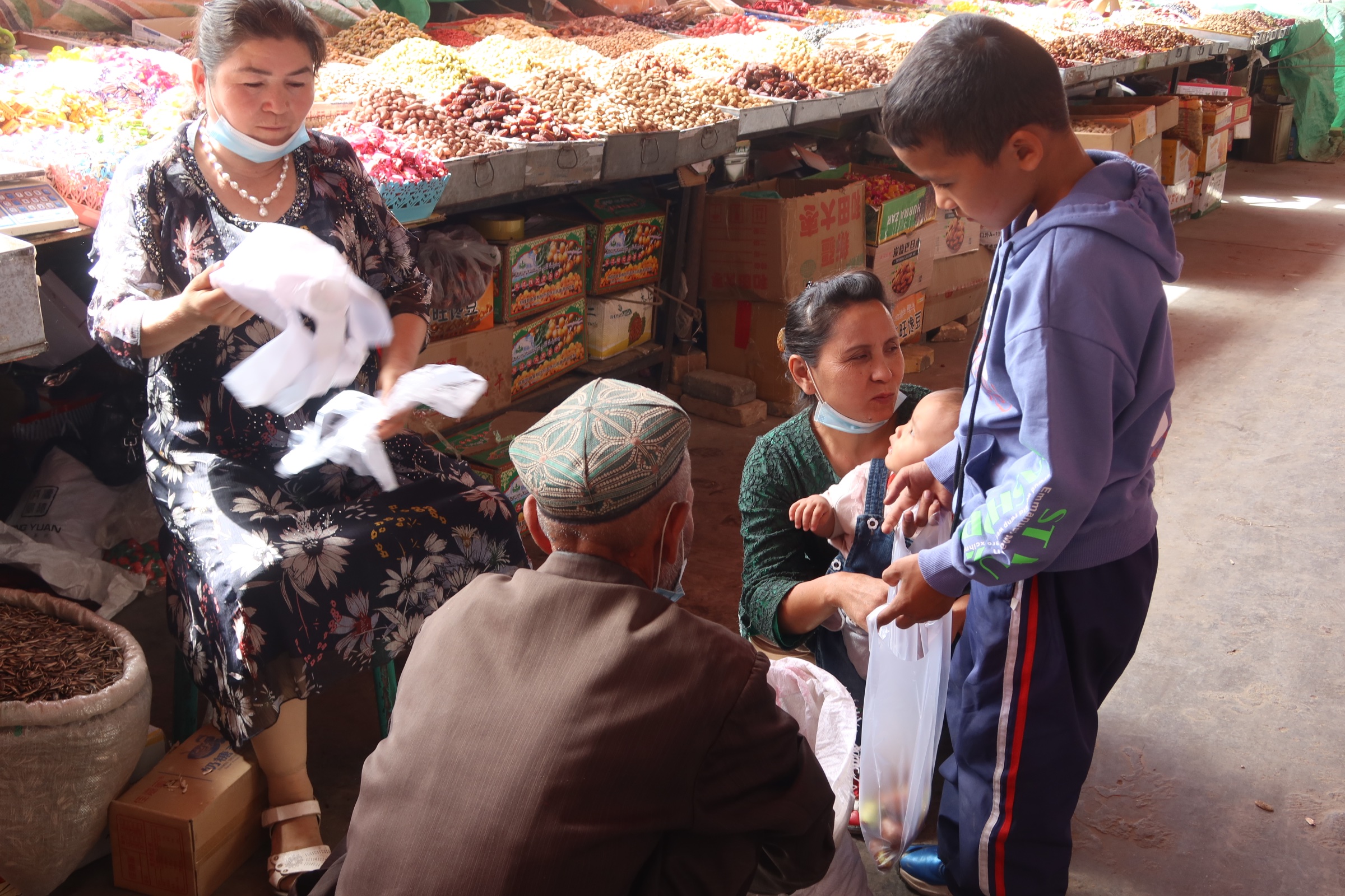 乌恰市场卖枣的老人
