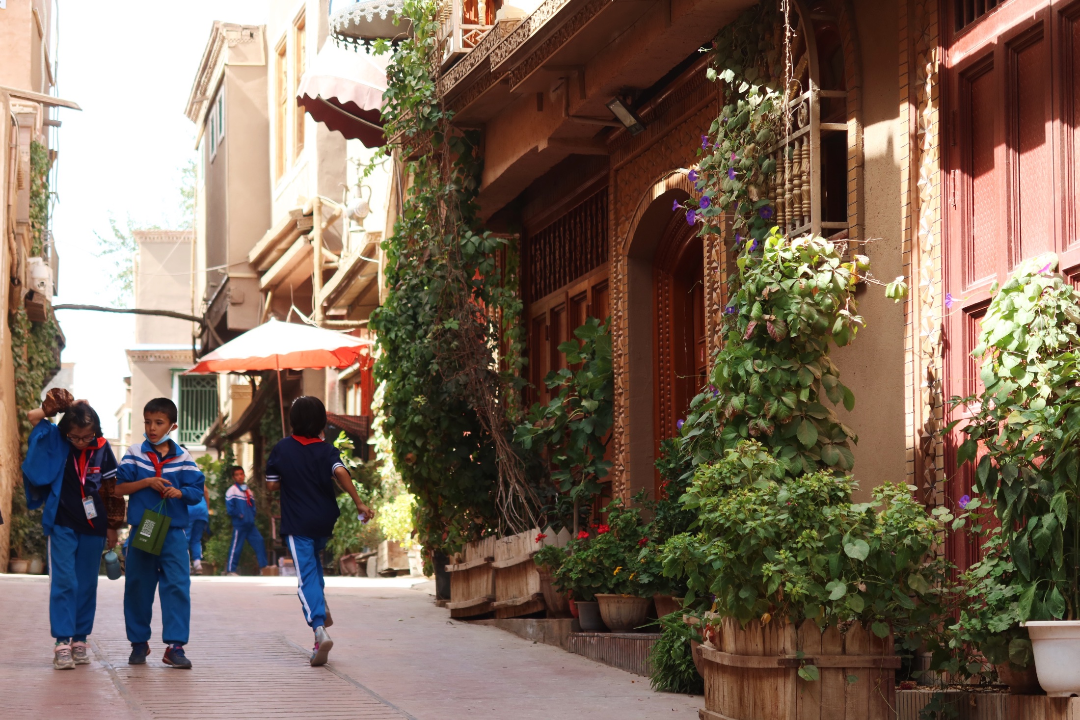 在古城里到处都能看到孩子们的身影