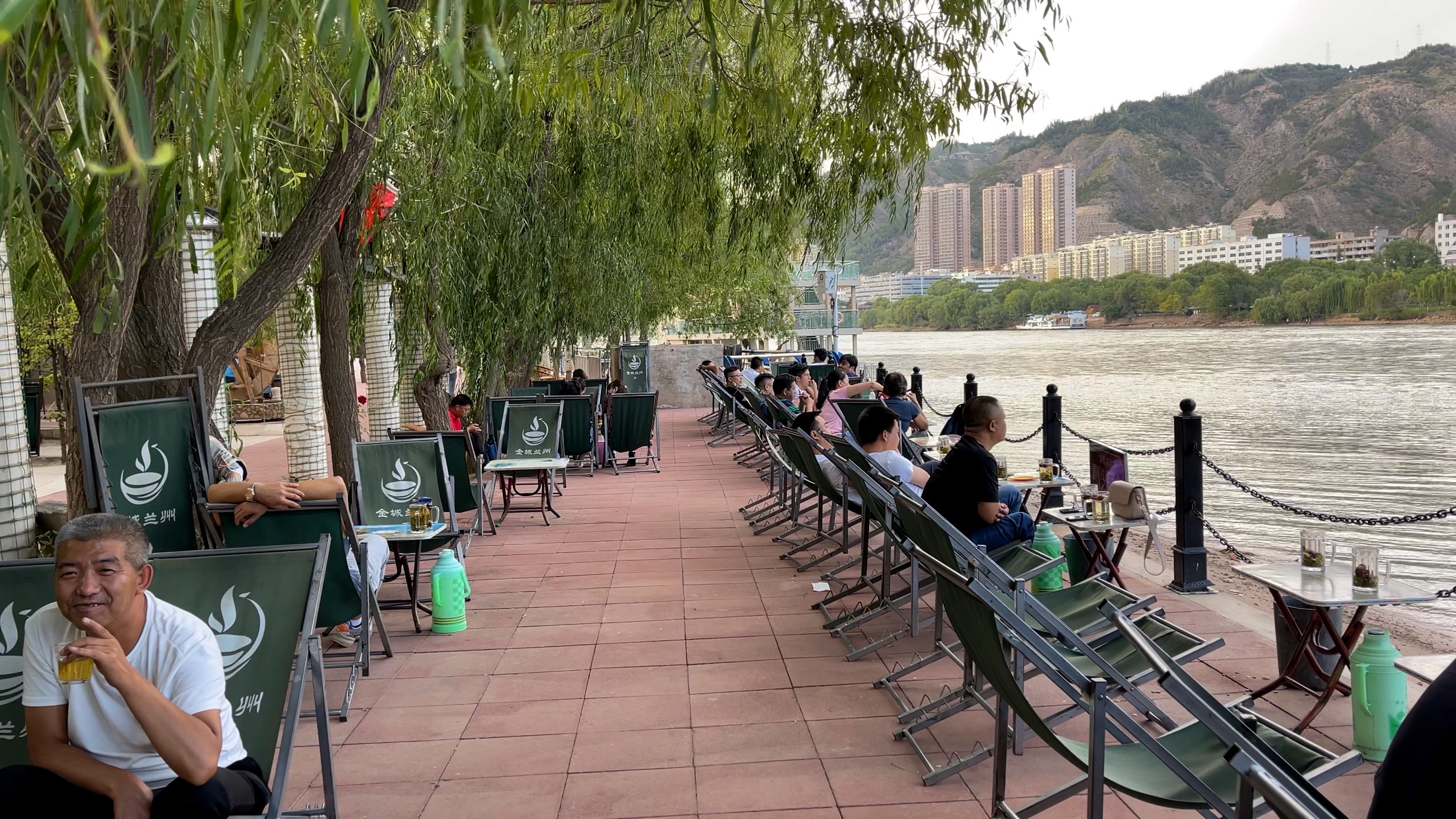 黄河边上喝茶聊天的人